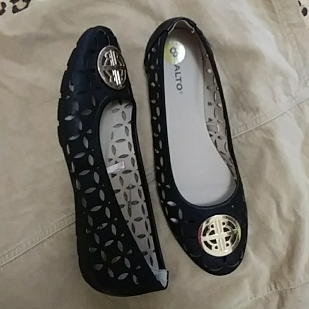Shoes size 8